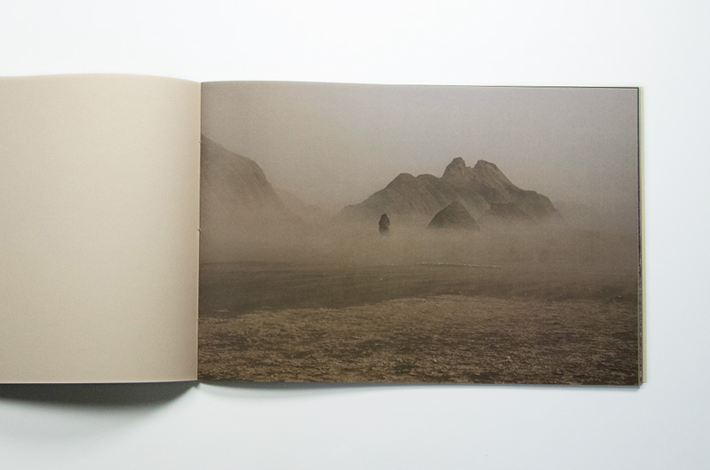 Taxi / Dasht-e Lut | een dubbeluitgave van Roelant Meijer 9789081722148 Roelant Meijer Tegenwind Fotoboeken Iran Taxi / Dasht-e Lut | een dubbeluitgave van Roelant Meijer 9789081722148 Roelant Meijer Tegenwind Fotoboeken Iran