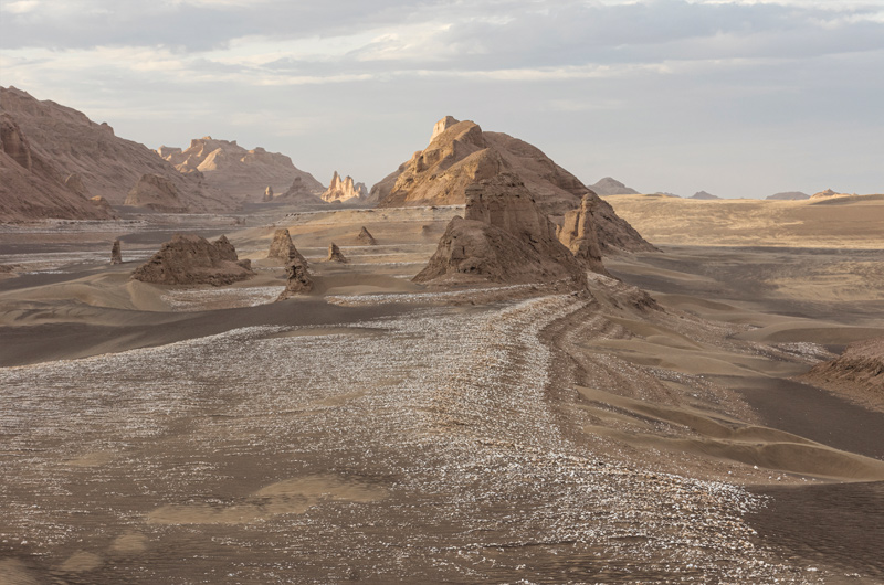 Taxi / Dasht-e Lut | een dubbeluitgave van Roelant Meijer 9789081722148 Roelant Meijer Tegenwind Fotoboeken Iran Taxi / Dasht-e Lut | een dubbeluitgave van Roelant Meijer 9789081722148 Roelant Meijer Tegenwind Fotoboeken Iran