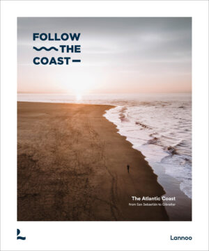 Follow the coast - from San Sebastián to Gibraltar 9789020926446 Charles Van Haverbeke Lannoo   Reisgidsen Portugal, Spanje