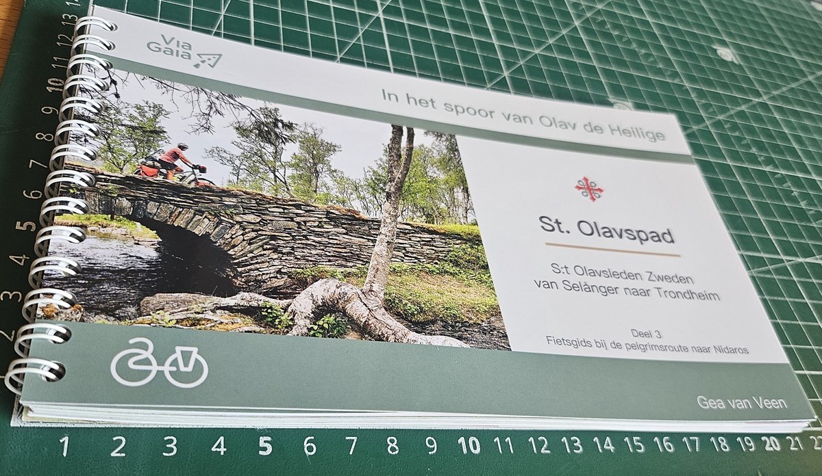 St. Olavspad - Fietsroute van Selanger naar Trondheim 9789083102641 Gea van Veen Via Gaia Fietsgidsen, Meerdaagse fietsvakanties Noorwegen, Zweden St. Olavspad - Fietsroute van Selanger naar Trondheim 9789083102641 Gea van Veen Via Gaia Fietsgidsen, Meerdaagse fietsvakanties Noorwegen, Zweden