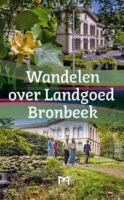 Wandelen over Landgoed Bronbeek 9789053456248 Marije Pelle-Meddeler (red.) Matrijs   Wandelgidsen Arnhem en de Veluwe